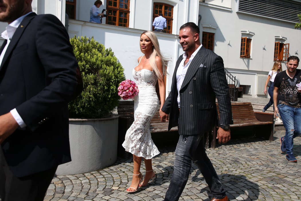 EXCLUSIV. Bianca Drăguşanu s-a căsătorit azi cu Alex Bodi! Ce rochie a purtat vedeta! Primele imagini