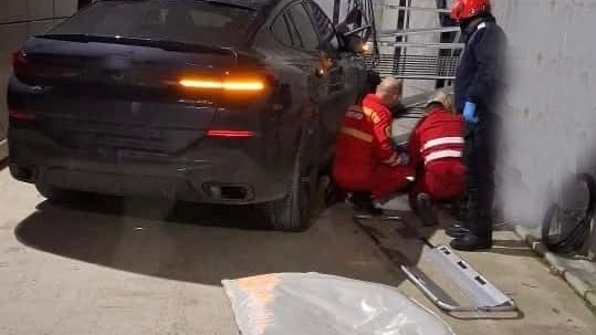 Tragedie în Bihor. Un tânăr s-a stins din viață după ce o șoferiță a încurcat pedalele de la mașină