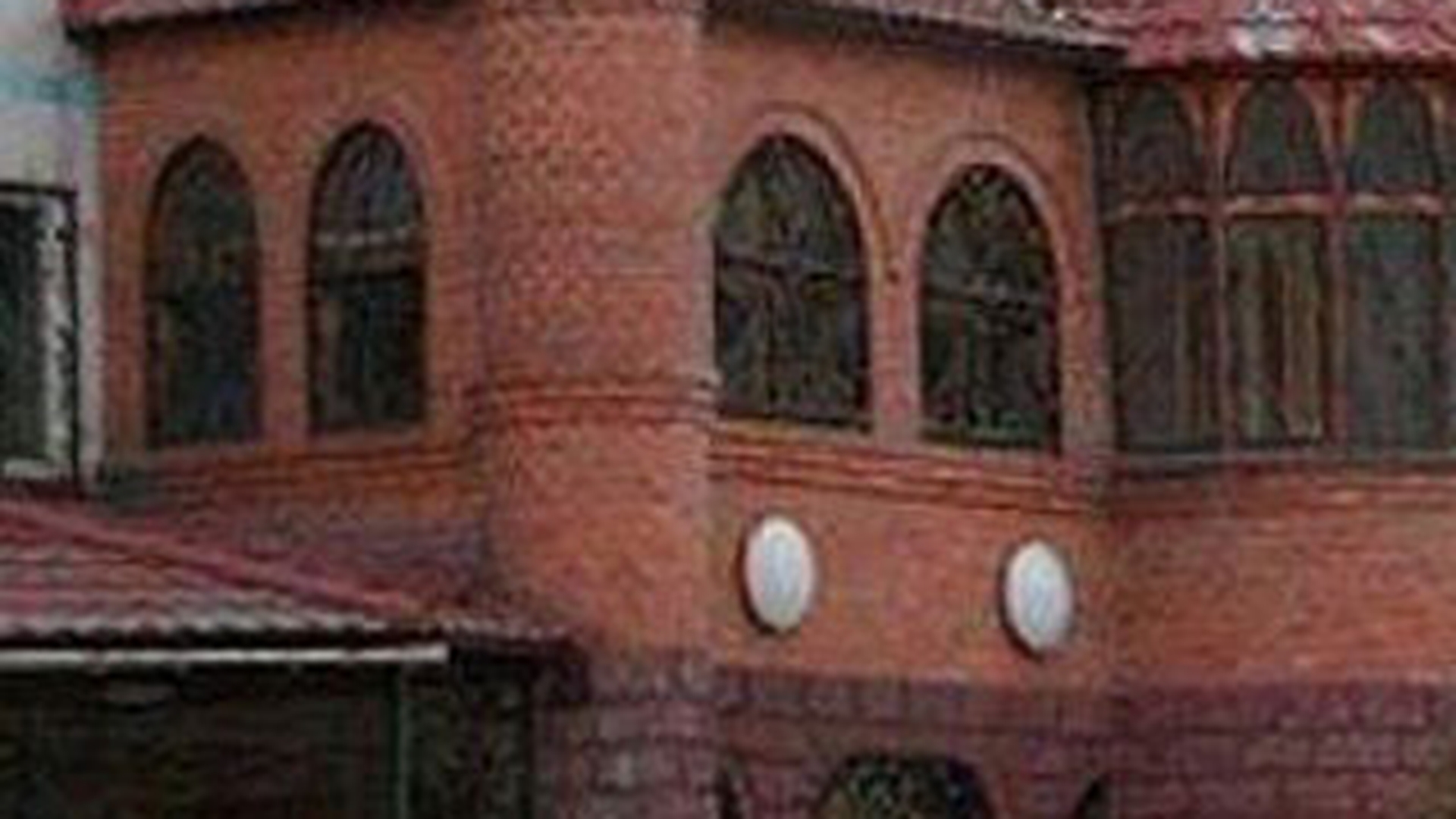 Harry Potter a mutat Hogwarts la oras! Vezi cum un palat din caramida a aparut peste noapte in loc de balconul unui apartament de la bloc!