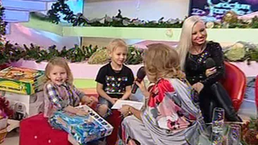 VIDEO Ce mama este Mihaela Cernea! Le cumpara pistoale si sabii copiilor ca sa se bata!