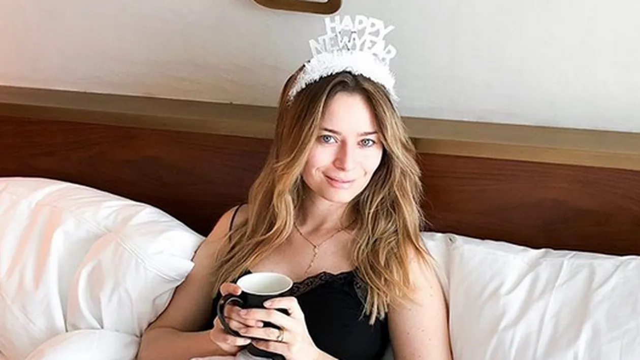 Laura Cosoi s-a pozat sexy în costum de baie, cu burtica de gravidă la vedere! 