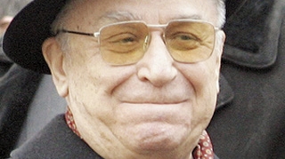 Un revolutionar care-l huiduia pe Iliescu: "Aveti o suta de milioane pensie!" Nea Nelu: "Mai draga! Vorbesti prostii, am 6.000 de lei!"