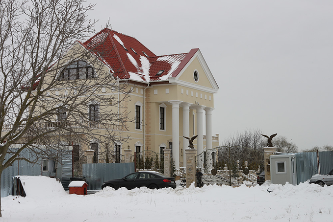 Palatul impresionant  al "Șeicului" irakian, aflat ]n zona de nord a Capitalei