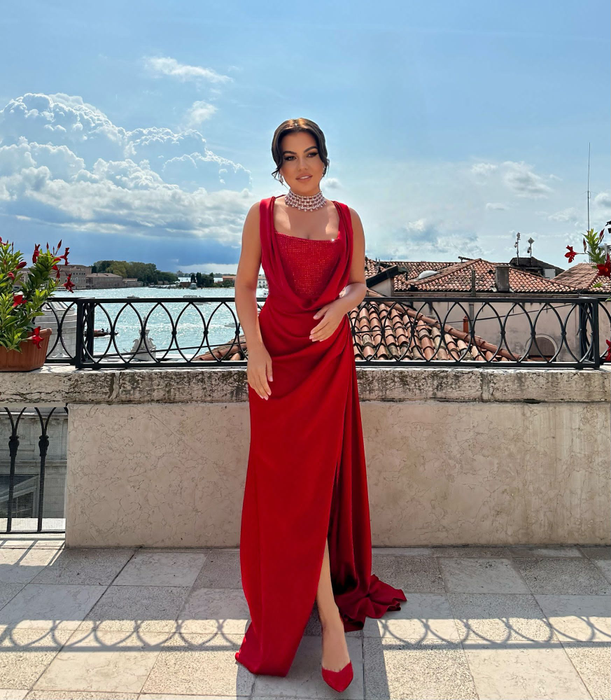 Romina Ferrari a purtat o rochie semnată de Cristina Săvulescu, pe covorul roșu de la Veneția ( Sursa foto: Arhivă personală )
