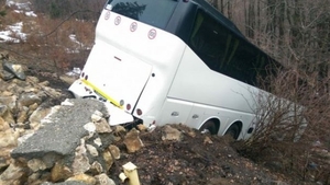 Grav accident la Moieciu! Un autocar plin cu oameni a căzut în prăpastie