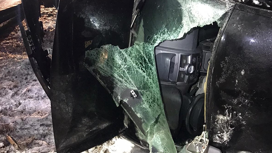 Șoferul unui TIR a provocat un grav accident în Cluj-Napoca! În urma impactului, mașina condusă de o femeie s-a răsturnat