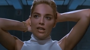 Dezvăluiri uluitoare despre cea mai cunoscută scenă erotică din anii 90. Sharon Stone: „Am fost păcălită să renunț la lenjeria intimă în Basic Instinct”. VIDEO