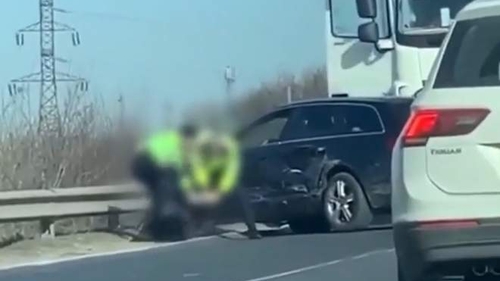 O polițistă a fost filmată în timp ce lovea cu piciorul în cap un bărbat. Totul s-a întâmplat pe Autostrada Soarelui
