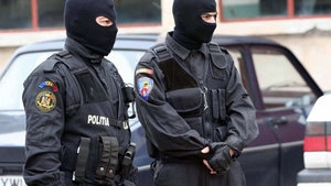 Tineri din Bistrița, bănuiți că au adus droguri de risc prin firme de curierat, reținuți de DIICOT
