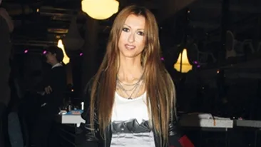 Andreea Balan si Corina Zugravu, imbracate dupa acelasi tipar