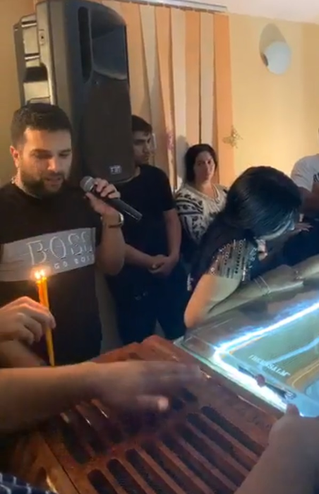Soția lui Dany Vicol, nedezlipită de sicriul bărbatului iubit. Imagini de la priveghiul tânărului ucis în accidentul provocat de Mario Iorgulescu. VIDEO