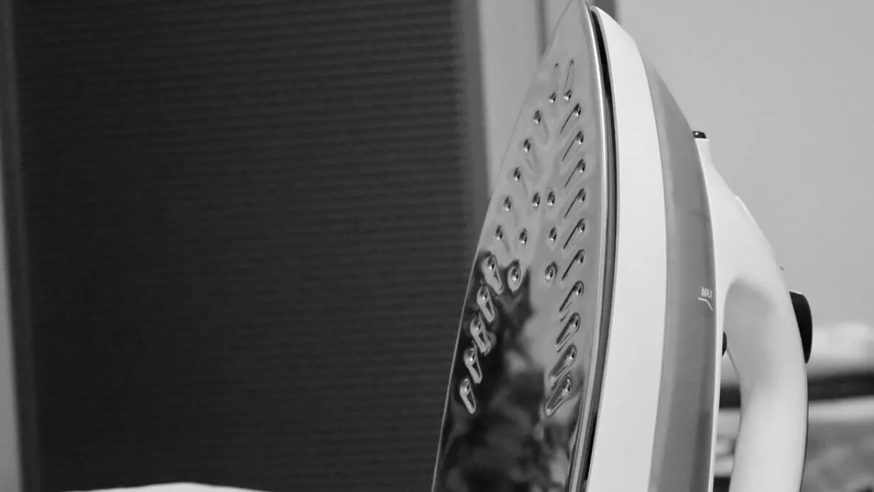 Cum se curăţă fierul de călcat, după ce ai ars un articol vestimentar? Trucul care te va ajuta să economiseşti bani frumoşi