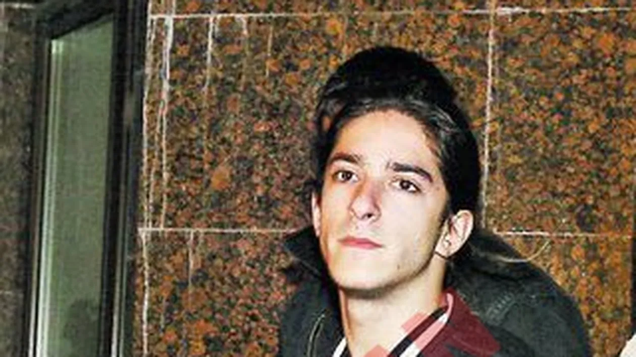 Andrei obisnuia sa-si bata iubita