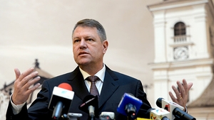 Klaus Iohannis promite solutii pentru bogati, dar ii aduce la mitingul de lansare a candidaturii pe saraci