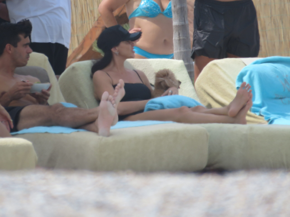 Fără a atrage atenţia în jur, Adelina Chivu s-a bucurat de razele soarelui (Foto: CANCAN.RO)