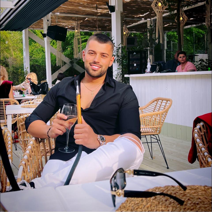 Cum arăta Teo Cosmin de la Insula iubirii 2025 pe vremea când nu avea fațete sau mușchi. Fanii Antena 1 nu l-ar fi recunoscut