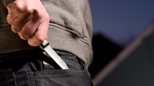 Doi tineri din Neamț, înjunghiați de un bărbat beat, în magazinul alimentar