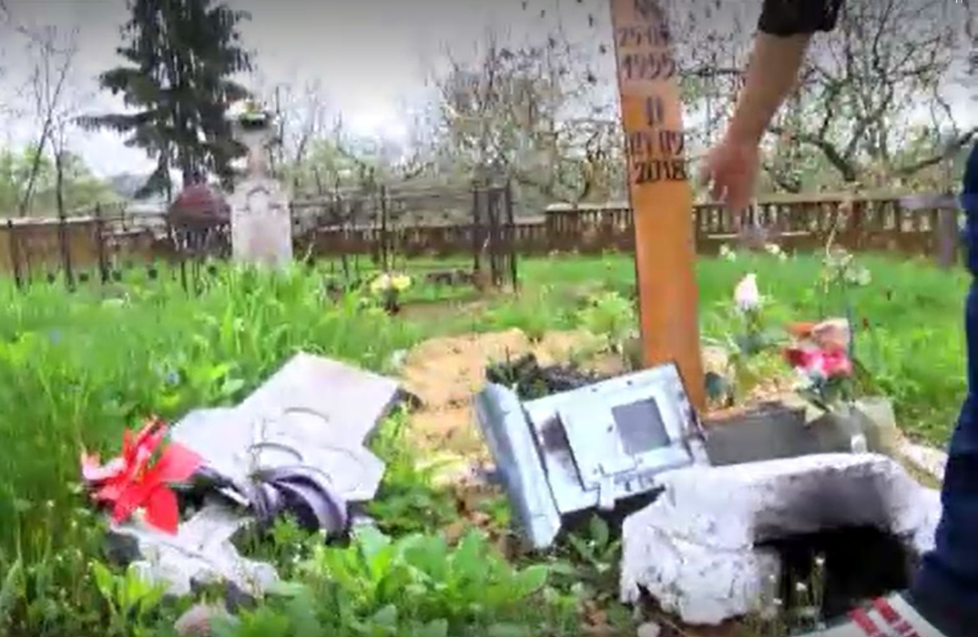 Morminte vandalizate într-un cimitir din Dâmboviţa. Două surori în stare de șoc: “Crucea lui tata a fost aruncată si a mamei, ruptă” | FOTO