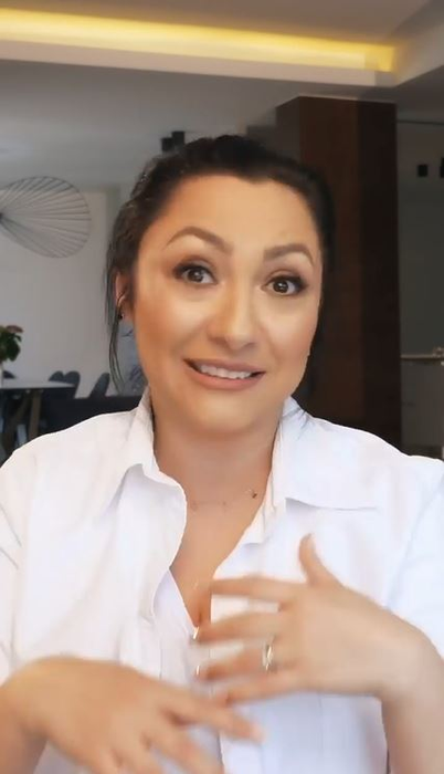 Andra, în ipostaze nemaivăzute până acum! S-a filmat în timp ce se vopsește singură acasă. Ce s-a întâmplat după ce și-a aplicat vopseaua pe păr