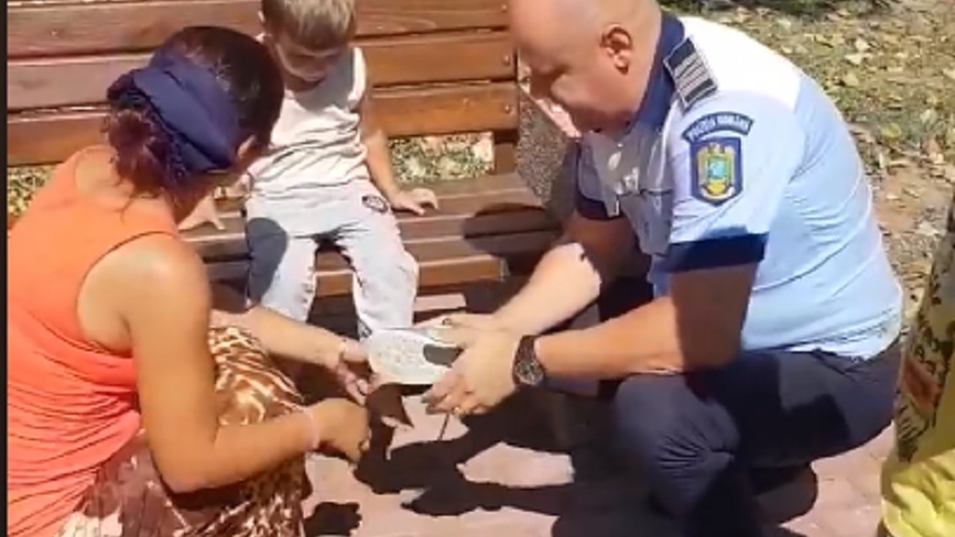 VIDEO Un polițist din Slatina face cadouri copiilor romi. Filmul postat de el a devenit viral