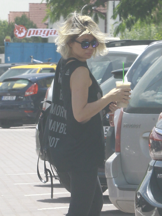 Gina Pistol şi-a făcut un selfie cu un curier care i-a adus un pachet