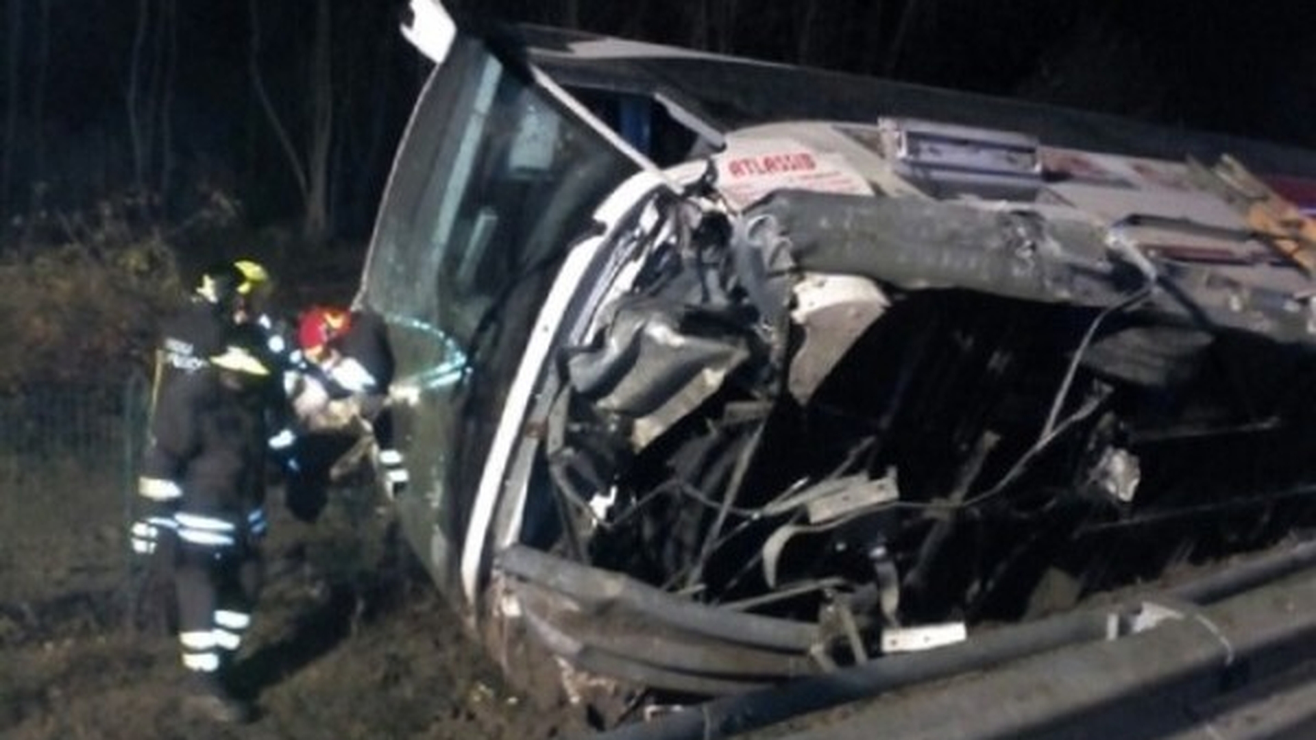 Opt români au fost răniti, după ce un autocar s-a răsturnat în Italia