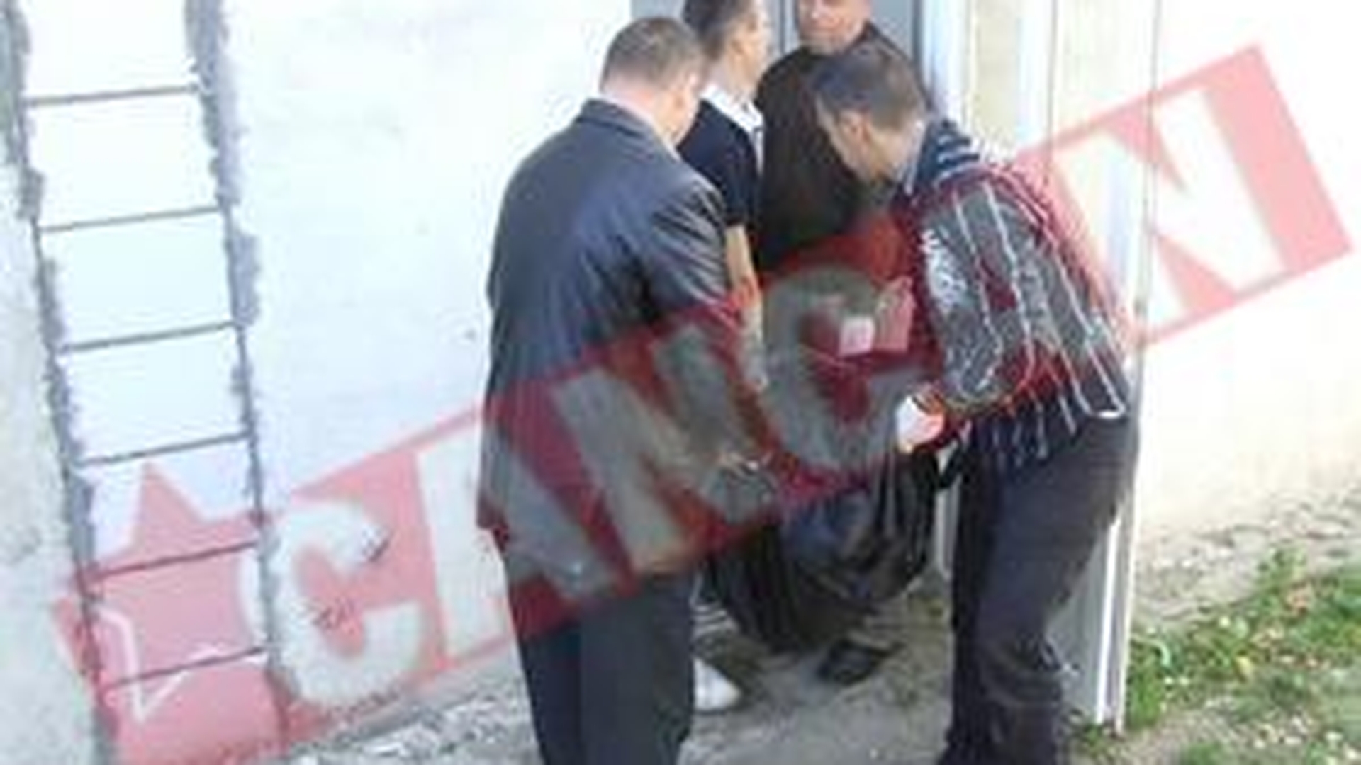 Se bat pentru custodia copilului politistului asasin
