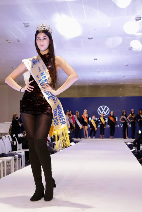 Raisandra, solidară cu poporul ucrainean la “Milano Fashion Week”. Gestul de suflet pe care l-a făcut pe scenă, în timpul defilărilor și reprezentațiilor | FOTO + VIDEO