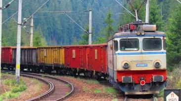Alertă în Brașov! Locomotiva unui tren privat a luat foc