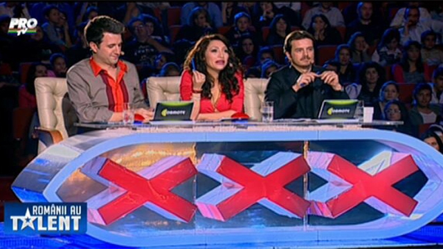 Si-a adus intariri pe scena ca sa le faca vraji juratilor de la Romanii au talent! "Sunteti trei cucuieti!"