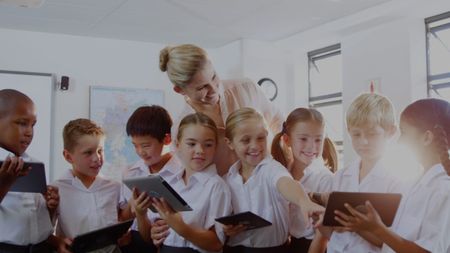 Profesorii, înlocuiți de inteligența artificială în școli! Cum se desfășoară cursurile la colegiile cu AI