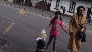 Cea mai varstnica mama din lume si-a pus viata in pericol! Uite cum traverseaza Adriana Iliescu strada neregulamentar!