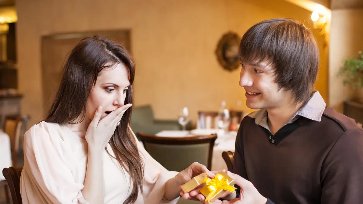 Premiera in instanta! Doua femei ramase nemaritate cer daune de 500.000 de lei de la iubitii lor care au rupt logodna! Afla cum!