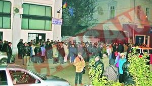 Dorm pe strada ca sa apuce bilete de tratament