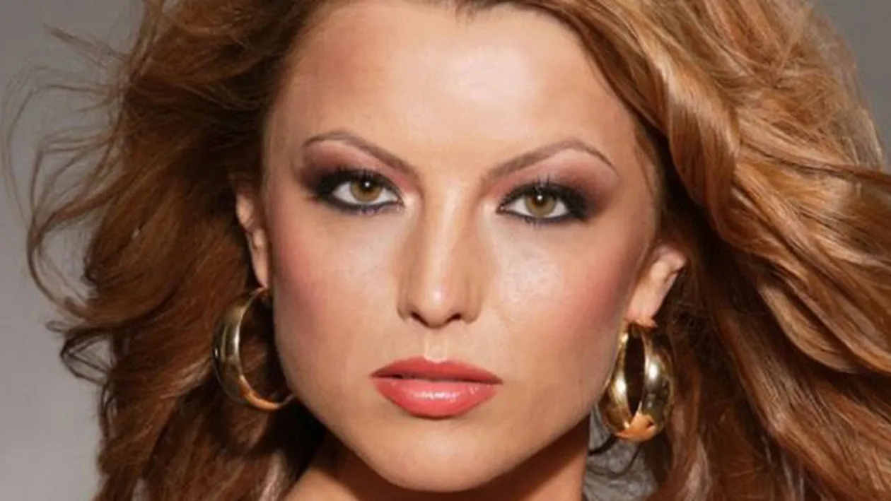 Elena Gheorghe e slabă ca o scândură! Cântăreaţa s-a afisat pe Facebook doar in sutien! Uite cum îi stă