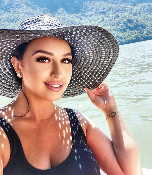 Mirela de la Insula Iubirii, apariție HOT cu cel mai “obraznic” decolteu. Gestul făcut în public de Bombo Pastramă | FOTO