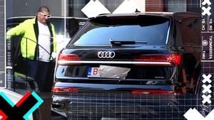 Fiul fostului vicepremier se pune la adăpost pe timp de criză. Audi Q7 S line “țiplă”, de 120.000 euro, la scară și…