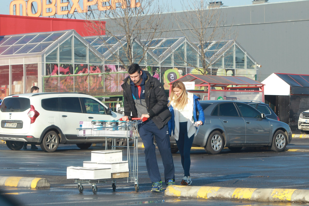 Victor Hănescu alături de iubită, în parcarea unui magazin de bricolaj
