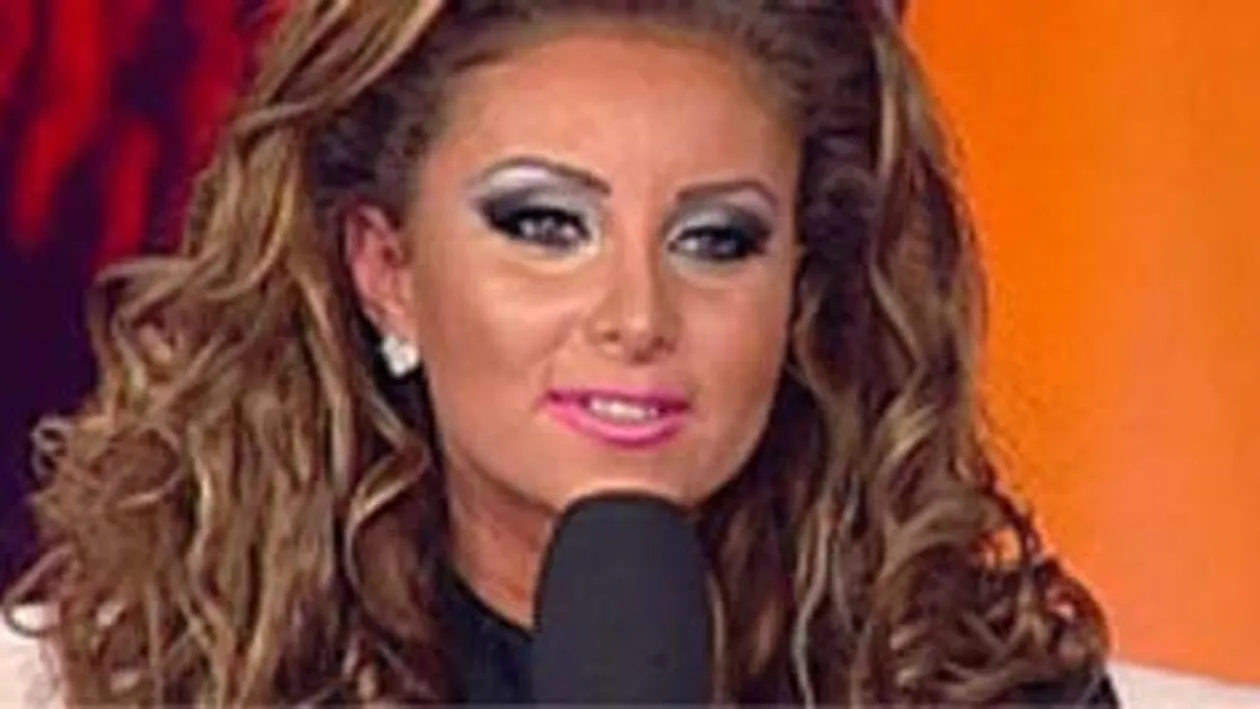 O cunoscuta prezentatoare TV din Romania si-a botezat copilul in mare secret! Avem primele imagini