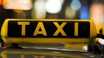 Taximetru lovit de un camion si proiectat intr-un gard din caramida