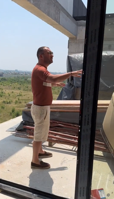 Pescobar a ieșit pe terasa casei