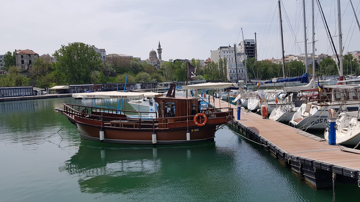 Imagine din portul micuț din Constanța, unde se află ambarcațiunile de agrement