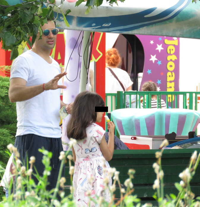 Andrei Badiu şi-a scos fetiţa la o îngheţată în parc