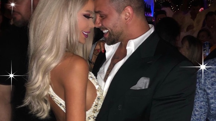 Bianca Drăgușanu și Alex Bodi, săruturi și atingeri fierbinți în public. Avem imaginile cu cei doi