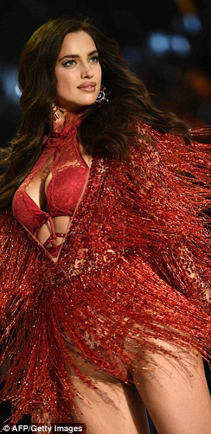 IRINA SHAYK şi BRADLEY COOPER se pregătesc să devină părinţi! Iată primele imagini cu burtica de gravidă a fotomodelului
