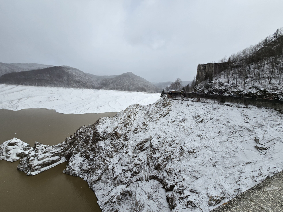 Ninge ca în povești la Barajul Vidraru/ sursă foto: mediafax