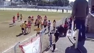 VIDEO! Scene șocante la un meci fotbal feminin! Patru jucătoare au ajuns la spital, după o bătaie generală între cele două formații!