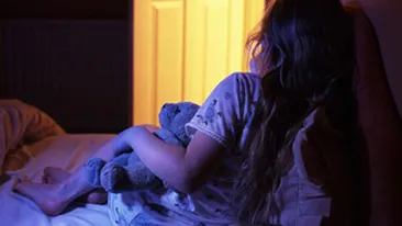 O fetita de 7 ani din Braila a fost violata de patru baieti intr-o casa parasita!