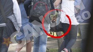 Cum au aparut elevele in prima zi de scoala! Genti de mii de euro, fustite scurte si ultimele aparitii in materie de gadget-uri!