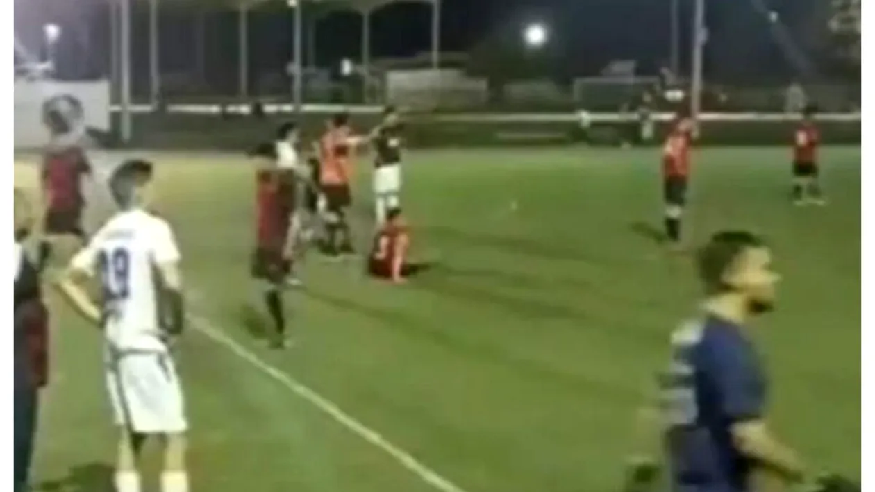 Antrenor de fotbal, ucis în timpul unui meci. Scene bulversante pe teren VIDEO
